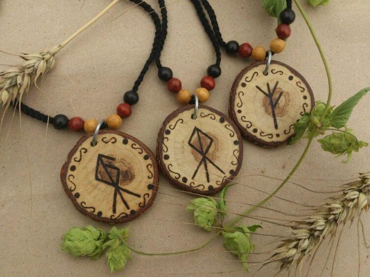 amuleto con runas